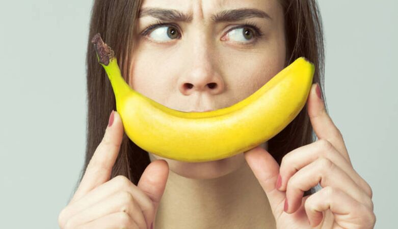 banaaniga tüdruk imiteerib peenise suurendamist massaažiga